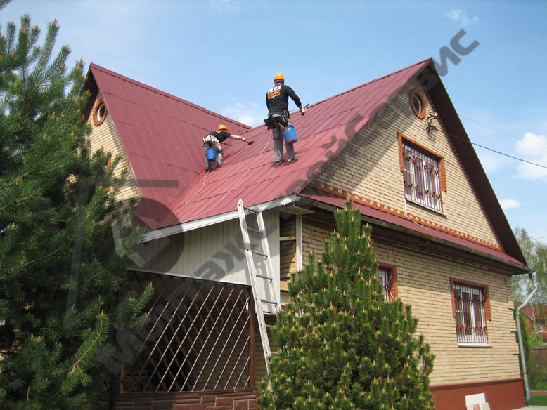 Покраска крыши дома