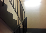 Покраска чёрной лестницы в жилом доме 137 серии